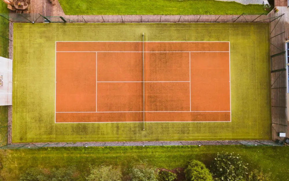 Symbolbild: Drone captures aerial view of an empty tennis court in Aespa, Estonia.
