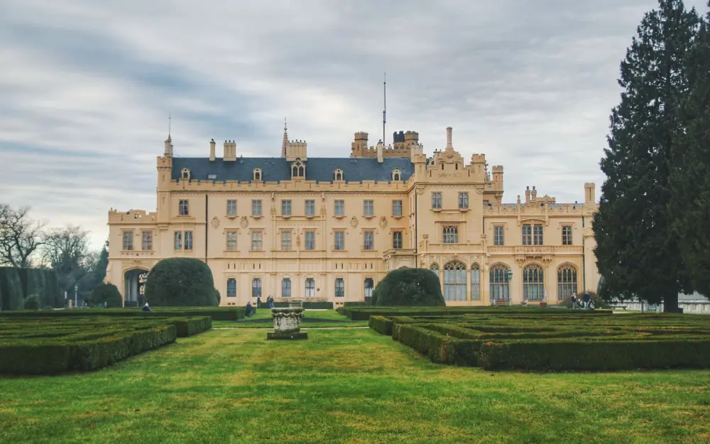 Symbolbild: Explore the historic Lednice Castle, a UNESCO World Heritage Site, surrounded by beautiful gardens.