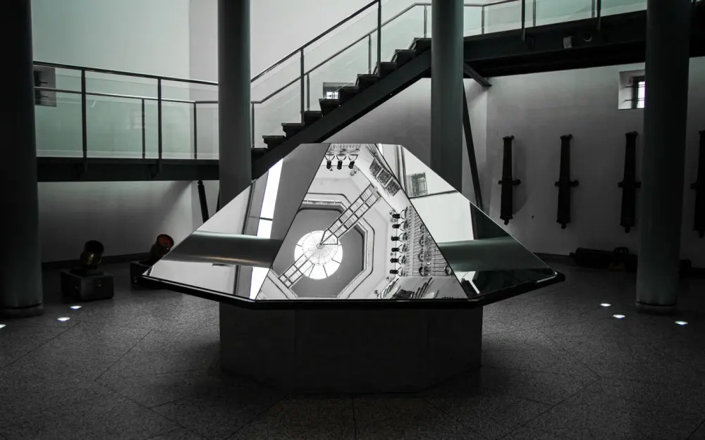 Symbolbild: Intriguing geometric mirror display showcasing architectural reflections in the Royal Armouries Museum, Leeds.