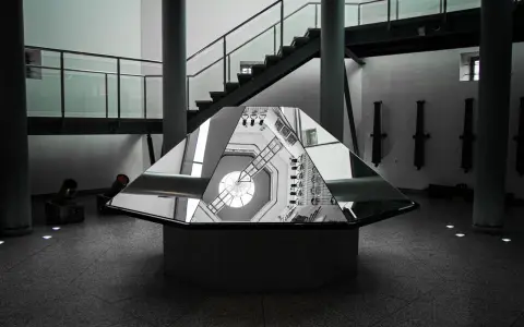 Symbolbild: Intriguing geometric mirror display showcasing architectural reflections in the Royal Armouries Museum, Leeds.